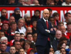 Fans Liverpool Ejek Ten Hag Lewat Lagu ‘On The Wheel’