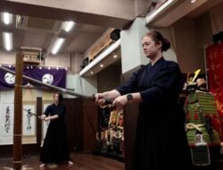 Demam Shogun, Turis Ramai-ramai Latihan Samurai di Jepang