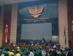 Puluhan Mahasiswa Duduki Gedung DPRD Sumut, Tolak Kenaikan PPN 12%