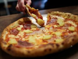 Restoran Piza di Inggris Nyatakan ‘Konflik Bersenjata’ Terhadap Nanas