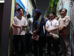 Gibran Blusukan Bareng Wakil Wali Kota Solo Bagi Kemeja Malam-malam