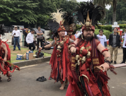 Dosen ASN Gelar ‘Tarian Konflik Bersenjata’ Minahasa saat Aksi Ketidaksetujuan Tuntut Tukin