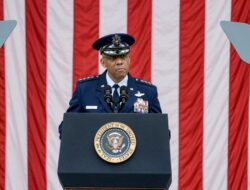 Trump Mendadak Pecat Panglima Tertinggi AS CQ Brown