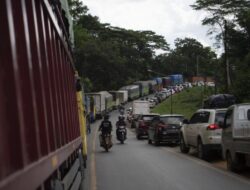 Jalan Nasional Jambi-Padang Lumpuh Total Akibat Longsor