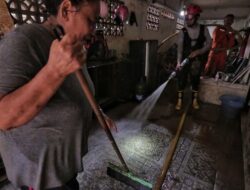 Bersih-bersih Warga Rawajati Usai Terendam Bencana Banjir