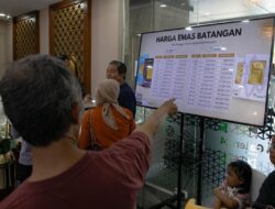 Antrean Mengular Para Pemburu Emas: Rela Datang dari Subuh
