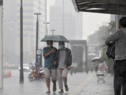 Daftar Wilayah RI Bakal Diguyur Hujan Tengah-Lebat Selama Libur Waisak