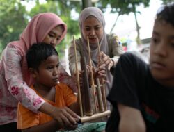 Antusiasme Anak-anak Latihan Angklung Gratis di Jakarta