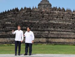 Momen Macron-Prabowo ”Main’ Bareng ke Candi Borobudur
