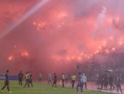 Viral Potong Jaring dan Congkel Rumput Arena Pertandingan GBLA, Pelaku Ditangkap