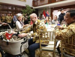 PM Australia Albanese Beri Syal ke Bobby ‘Anabul’ Prabowo