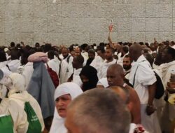 Jemaah Haji Mulai Melempar Jumrah Aqabah di Mina