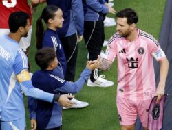 Tingkah Kocak Bocah Tos dengan Messi, Langsung Cium Telapak Tangan