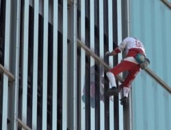 Pria Panjat Gedung Pencakar Langit, Desak Trump Damaikan Dunia