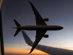 Penumpang Paksa Buka Pintu Pesawat, SkyWest Airlines Mendarat Darurat