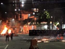 Unjuk Rasa 29 Agustus,Kantor Polisi di SurabayaRusak