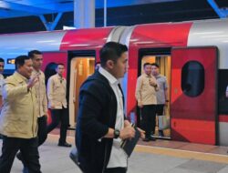 Kunker ke Jabar, Prabowo Naik Kereta Ekonomis Whoosh