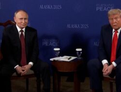 Muka Bingung Putin Dihujani Pertanyaan Konflik Bersenjata di Ukraina