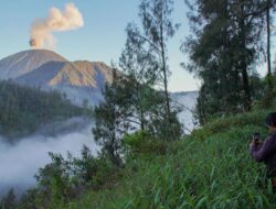 Gunung Semeru Erupsi 4 Kali Kamis Pagi, Tinggi Letusan Sampai sekarang 1 Km