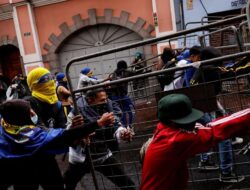 Konvoi Kepala Negara Ekuador Diserang Massa saat Aksi Penolakan Besar-besaran