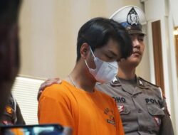 Christiano Pengemudi BMW Berlutut Minta Maaf ke Ibu Argo Mahasiswa UGM