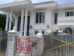 Rumah Uya Kuya Jadi Spot Foto Usai Dijarah, Rumah Eko Dijaga Ketat