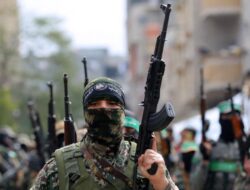 Serangan Israel Makin Brutal, Hamas Rilis Foto Perpisahan Sandera