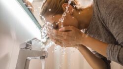 Cuci Muka Pakai Air Es, Bisa Bikin Kulit Glowing?
