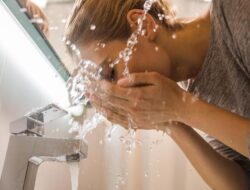 Cuci Muka Pakai Air Es, Bisa Bikin Kulit Glowing?