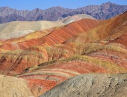 Jelajah Pegunungan Pelangi di Taman Nasional Zhangye China