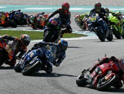 Marquez Menang, Bagnaia Sial Out Jelang Finis