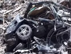 Berapa Harga Kendaraan Pribadi Mercy Ringsek di Reruntuhan Ponpes Al Khoziny?