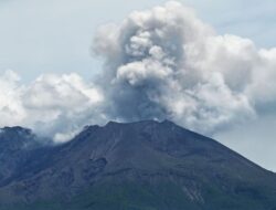 Gunung Berapi Paling Aktif di Jepang Erupsi