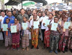 Kementrans Serahkan 1.800 SHM untuk Transmigran Ponu di NTT