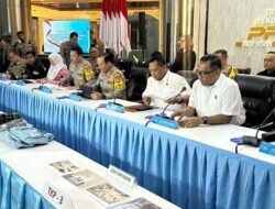 Detik-Detik Tersangka Ledakan SMA 72 Lepas Seragam dan Tenteng Senjata