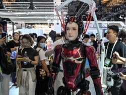 Robot Humanoid Bekerja di Mal China Tarik Perhatian Publik