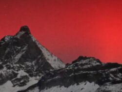 Melihat Aurora Borealis Merah Langka di Italia Imbas Badai Matahari