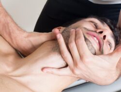 Terapi Chiropractic Bisa Picu Stroke? Ini Penjelasannya