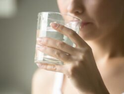 Ini yang Terjadi pada Tubuh Saat Kamu Minum Setelah Makan