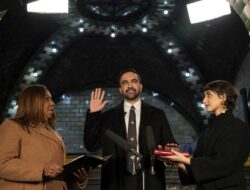 Momen Mamdani Jadi Walkot NY Pertama Disumpah Pakai Al-Quran