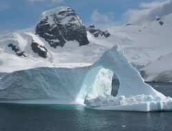 Hilangnya Es dalam Skala Besar di Greenland dan Antartika